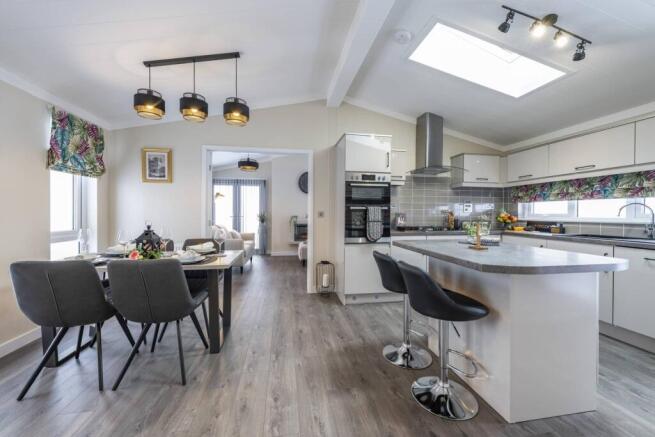 92, Two Bed Omar Ikon, Lakeside Residential Park, Cliff Lane, Grantham, Lincolnshire, NG32 2HU photo 5