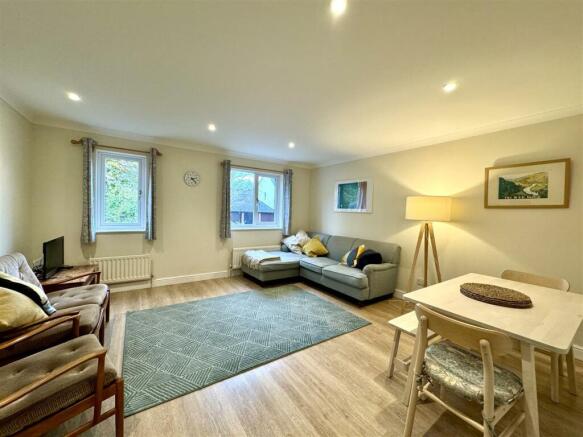 LOUNGE/DINING ROOM