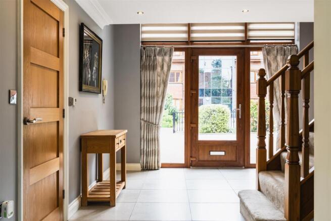 5 bed Detached for sale Image 7