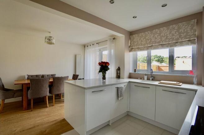 KITCHEN/DINING ROOM