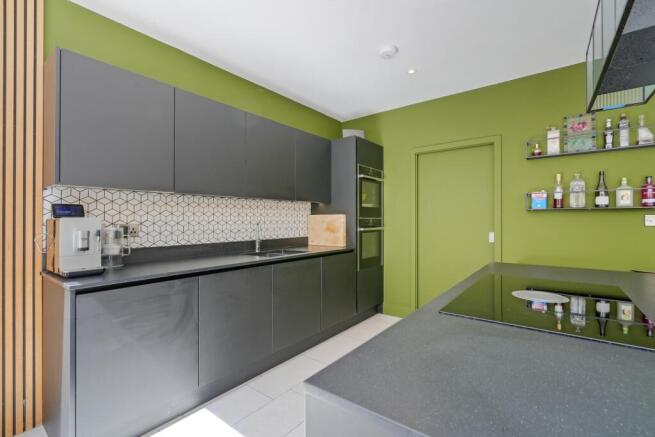 5 bed Detached for sale Image 7