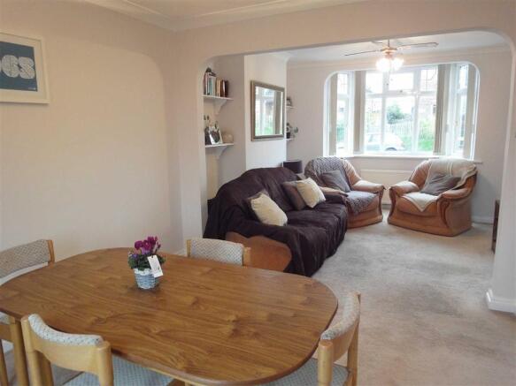 LIVING/DINING ROOM:
