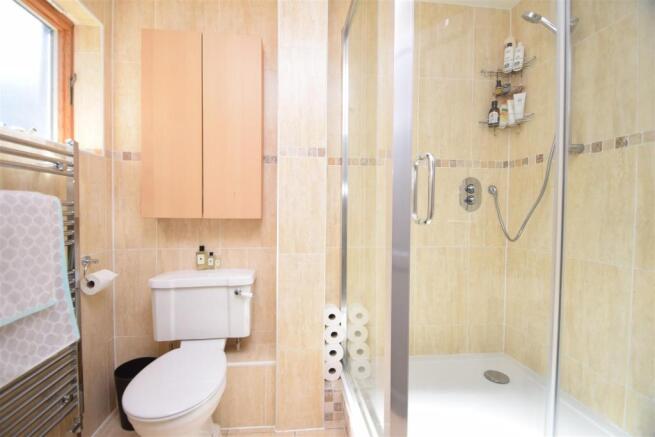 EN-SUITE SHOWER ROOM