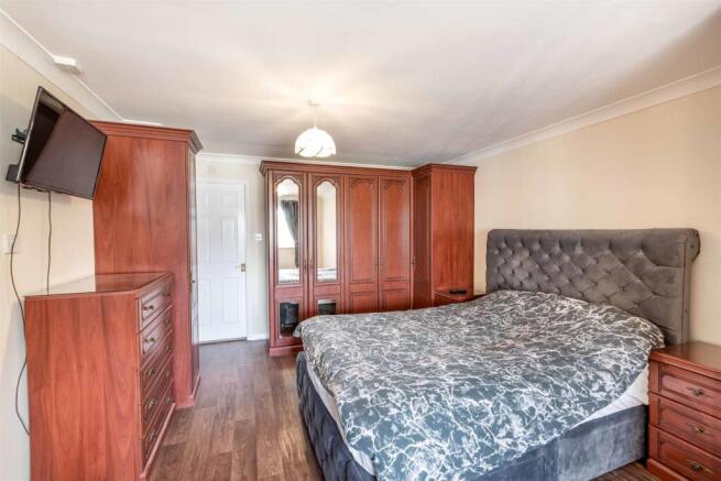 4 bed Detached for sale Image 11