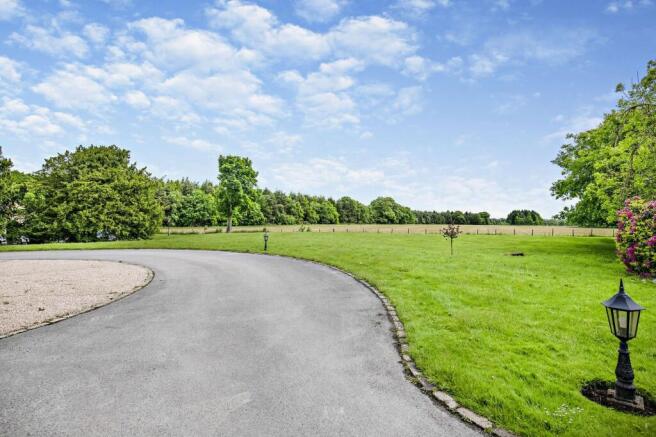 2 bed Flat for sale Image 12