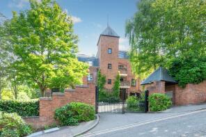 Flat 11, 1 Lychgate Manor, Roxborough Park, Harrow HA1 3YL