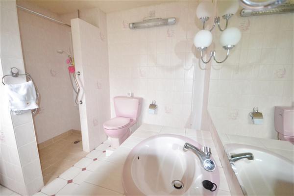 EN SUITE SHOWER