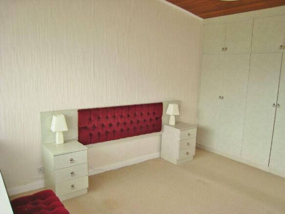 Bedroom 1 photo 2