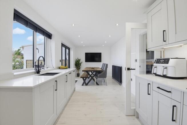 5 bed Semi-Detached for sale Image 6