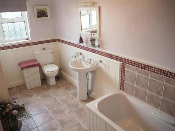 Spacious Bathroom 017