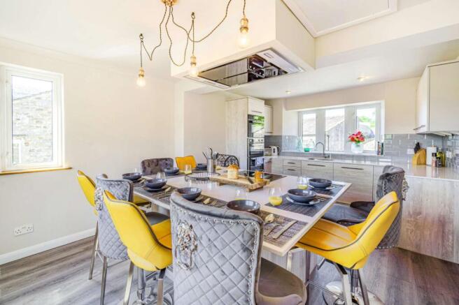 4 bed Detached for sale Image 7