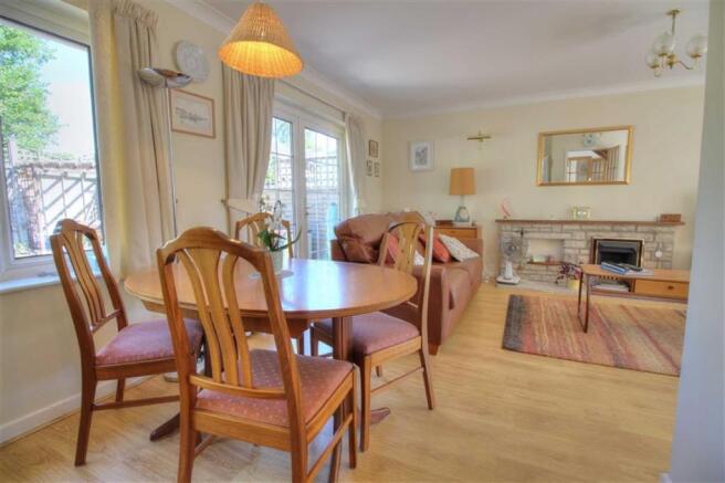 Sitting Room/Dining Room: