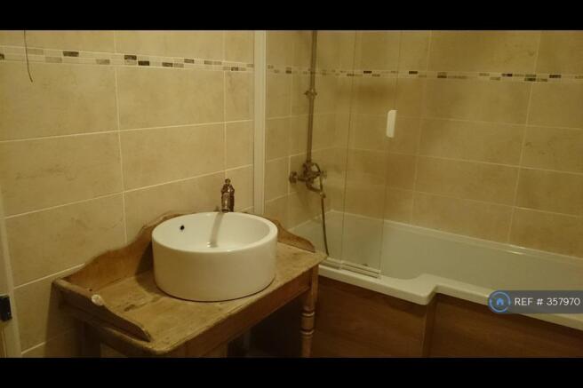 Bathroom w Jacuzzi Bath