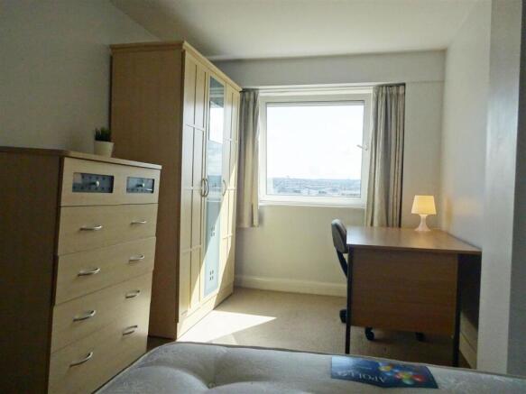 3 bed Apartment to rent Image 10