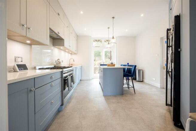Modern kitchen.jpg