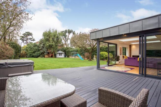 Garden & Decked Area
