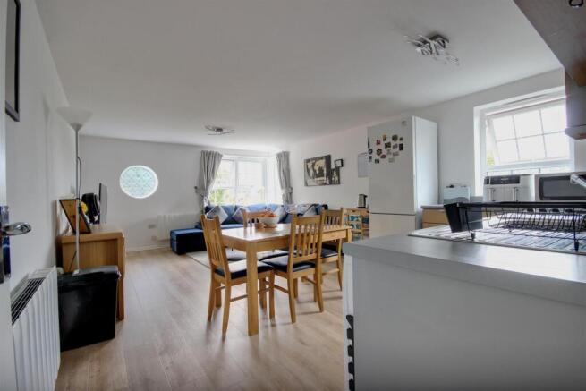 2 bed Apartment for sale Image 4