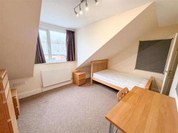 4 bed House to rent Image 8