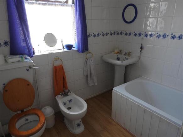 family bathroom3.JPG