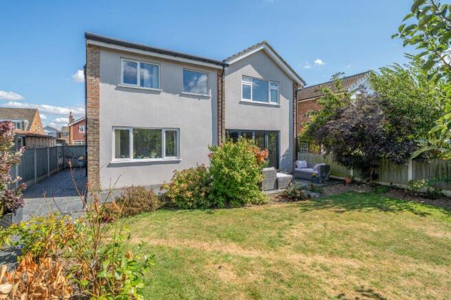 4 bed Detached for sale Image 9