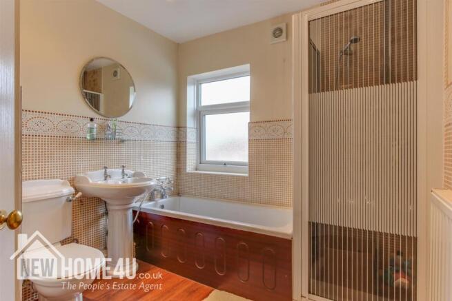 FAMILY BATHROOM: