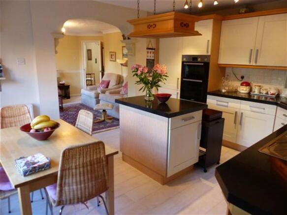 KITCHEN/BREAKFAST