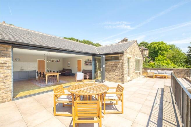 5 bed Detached for sale Image 6