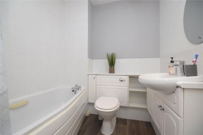 3 bed Apartment for sale Image 6