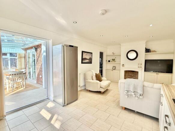 KITCHEN/DINING ROOM