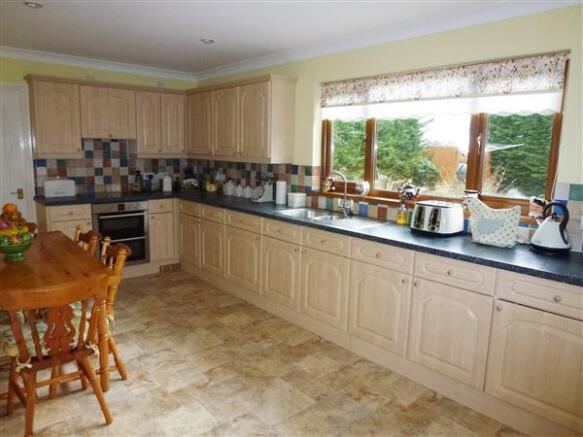 COMBINED KITCHEN AND BREAKFAST ROOM
