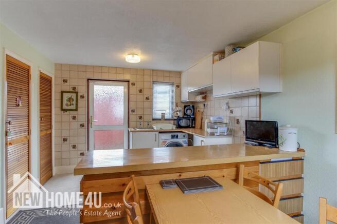 KITCHEN / DINER: