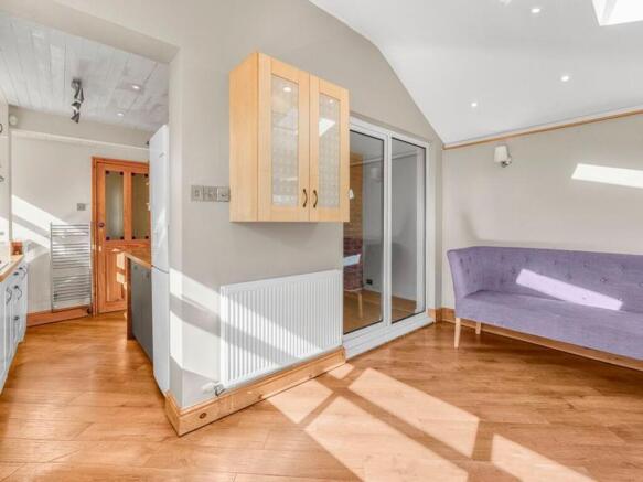 5 bed Semi-Detached to rent Image 4