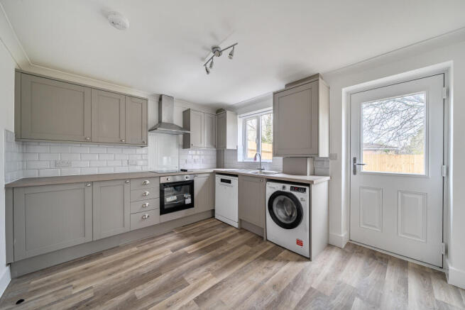 4 bed House to rent Image 6