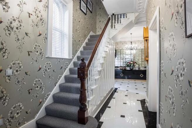 5 bed Detached for sale Image 5