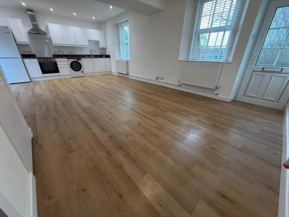 KITCHEN/LOUNGE