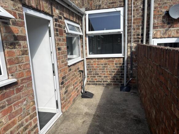 2 bed Terraced to rent Image 9
