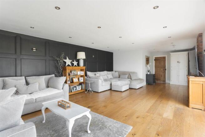 6 bed Semi-Detached for sale Image 11