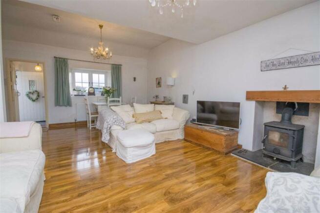 LIVING/DINING ROOM