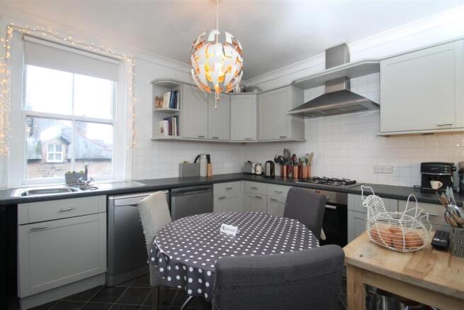 4 bed Flat for sale Image 7