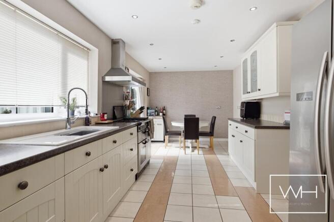 4 bed House for sale Image 10
