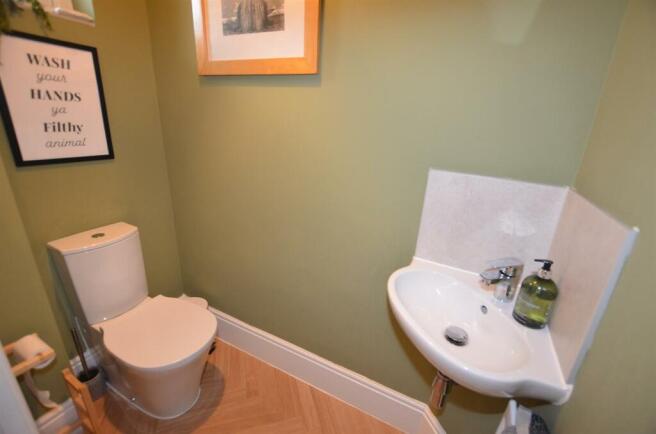 Guest's Cloakrom / Wc