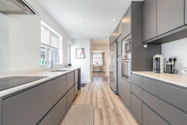 10 Pretoria Road, Chertsey, KT16 9LN - 15.jpg
