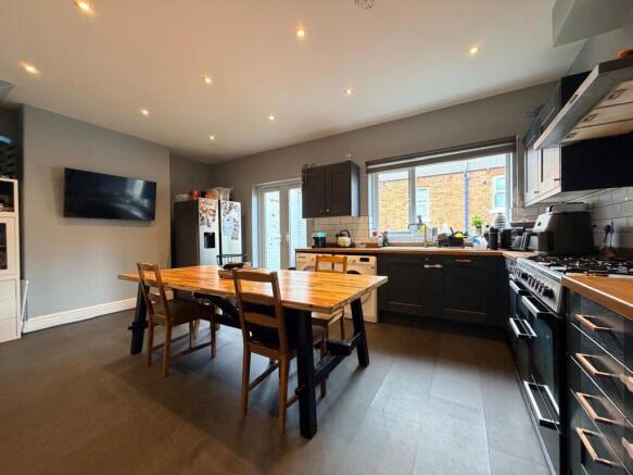 3 bed House for sale Image 4