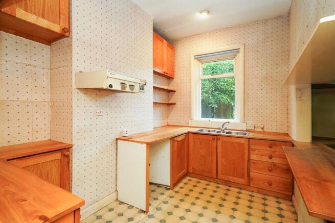 5 bed Detached for sale Image 7