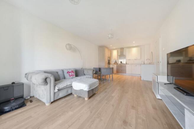 8 Redgrove House, Lounge