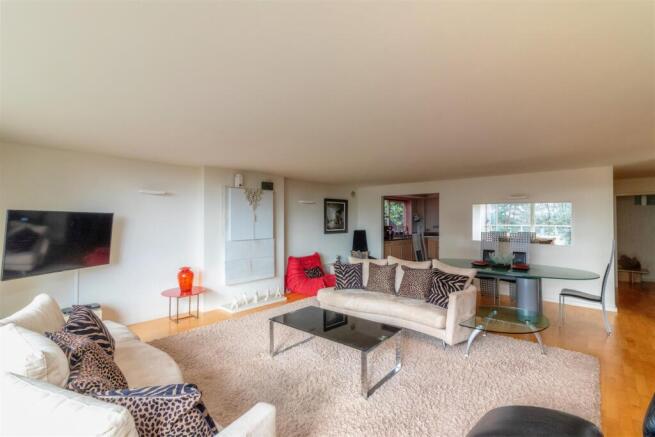 3 bed Apartment for sale Image 7
