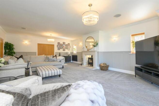 5 bed Detached for sale Image 8