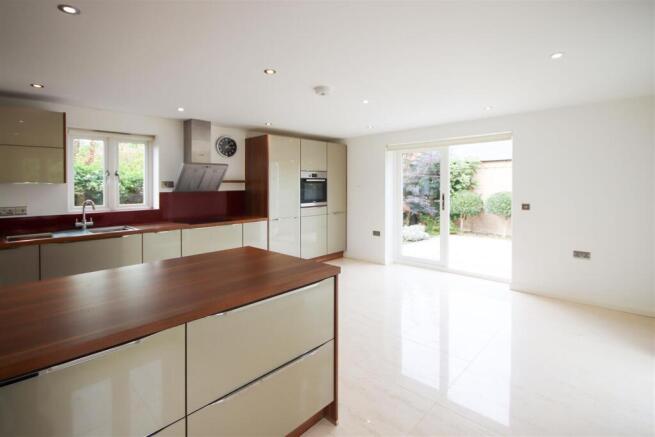 Kitchen 2.jpg