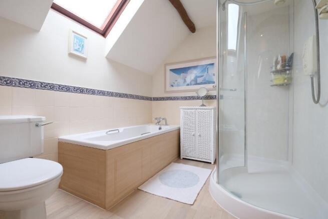 Family bathroom incl. separate shower