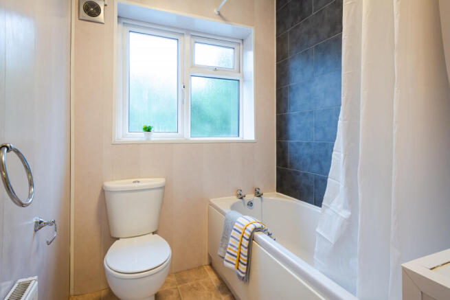 4 bed House to rent Image 7